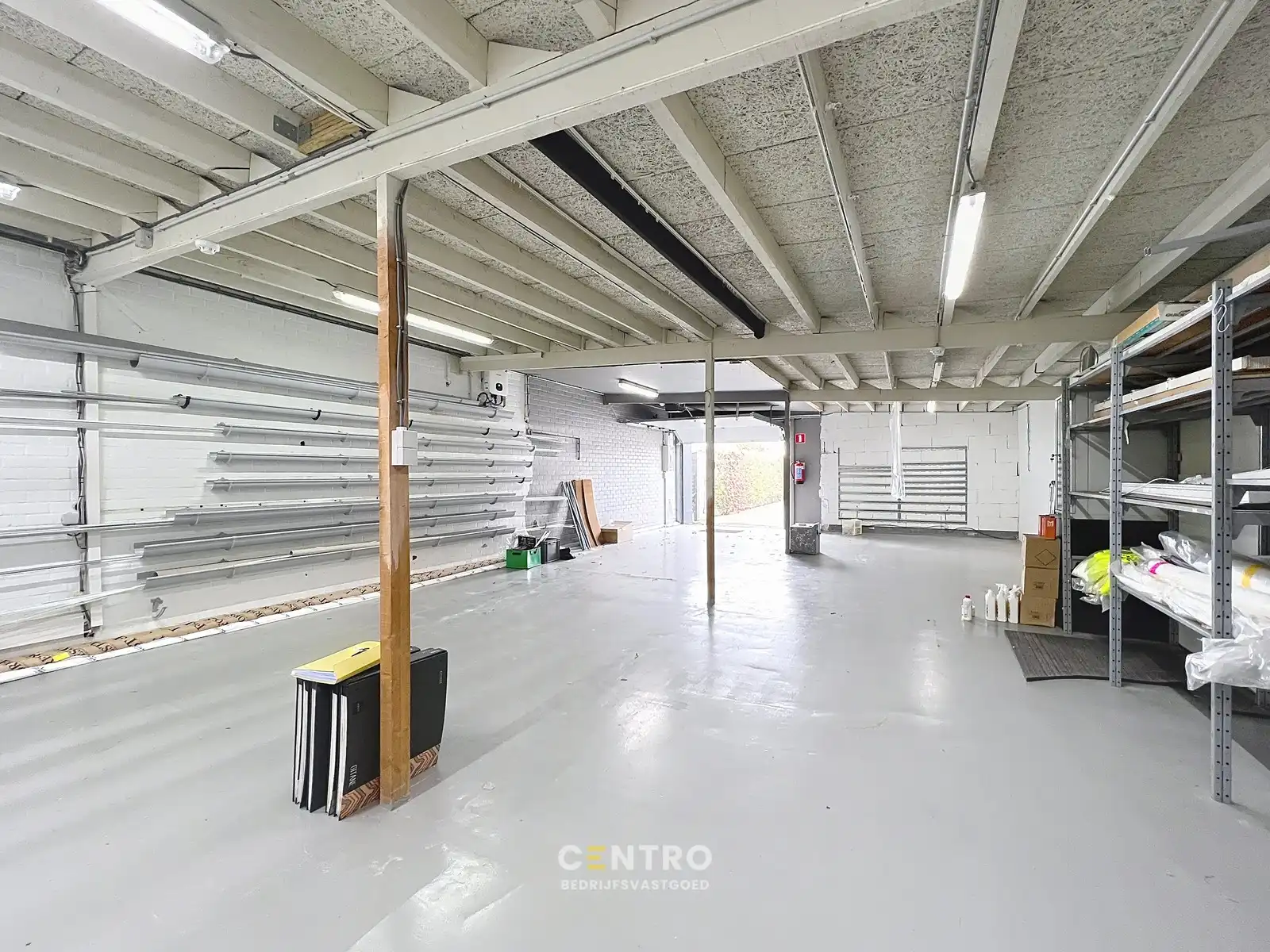 Magazijnen met kantoorgedeelte, garages én RUIM verhard buitenterrein, rustig gelegen in centrum Hooglede! foto 18