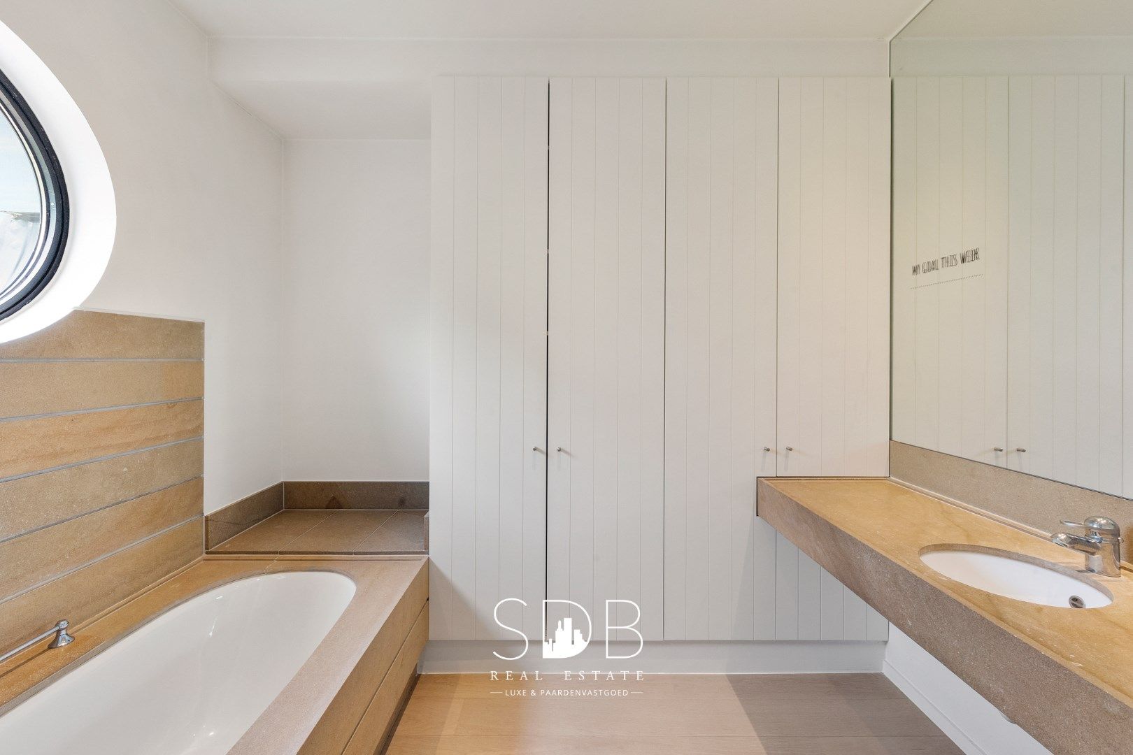 Prachtige villa met hippische accommodatie en graslanden op +/- 23 ha foto 25