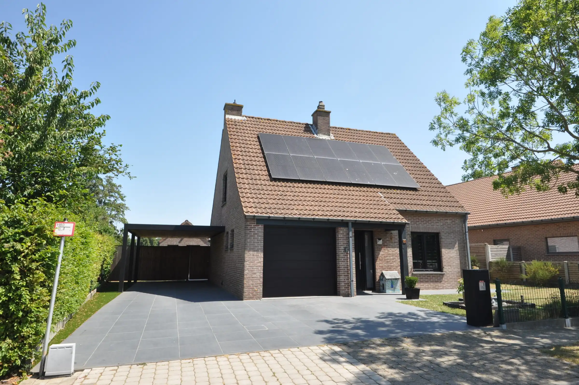 Instapklare energiezuinige villa met hoogwaardige afwerking op een ruim perceel van 664 m² in Oudenburg. foto {{pictureIndex}}