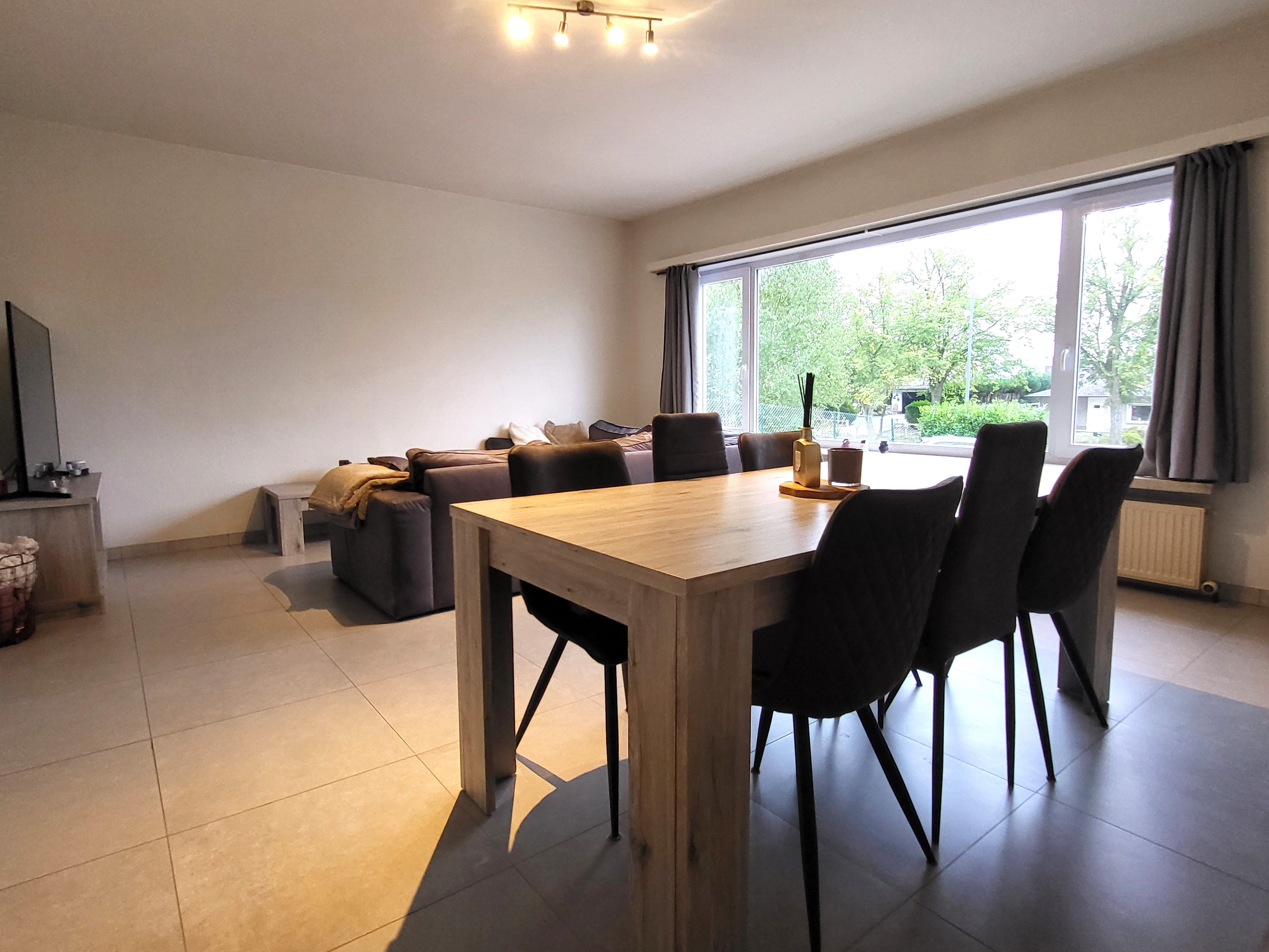Prachtige koppelwoning met zonnige oprit/ terras, garage en 2 autostaanplaatsen.  foto 7
