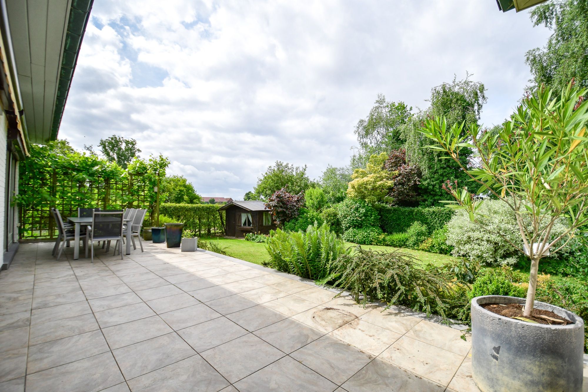 Goed onderhouden statige woning op een perceel van 970m² foto 6
