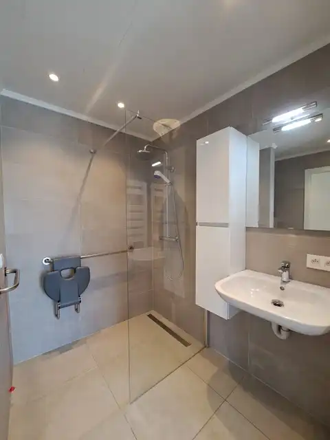 Gerenoveerde en verhuurde SERVICEFLAT met TERRAS en STANDPLAATS te koop in Assebroek Brugge foto 7