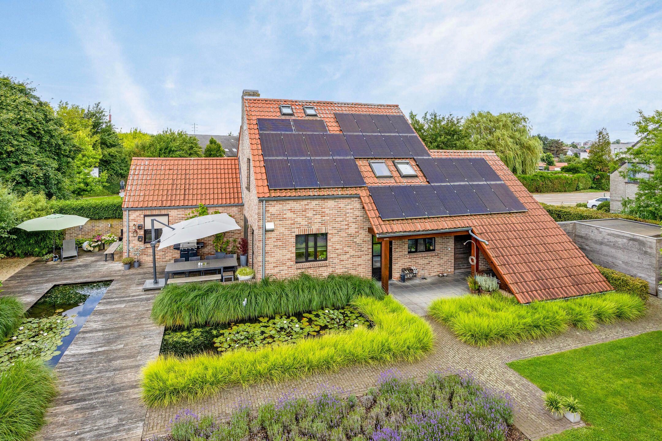 Unieke woning met schitterende tuin foto {{pictureIndex}}