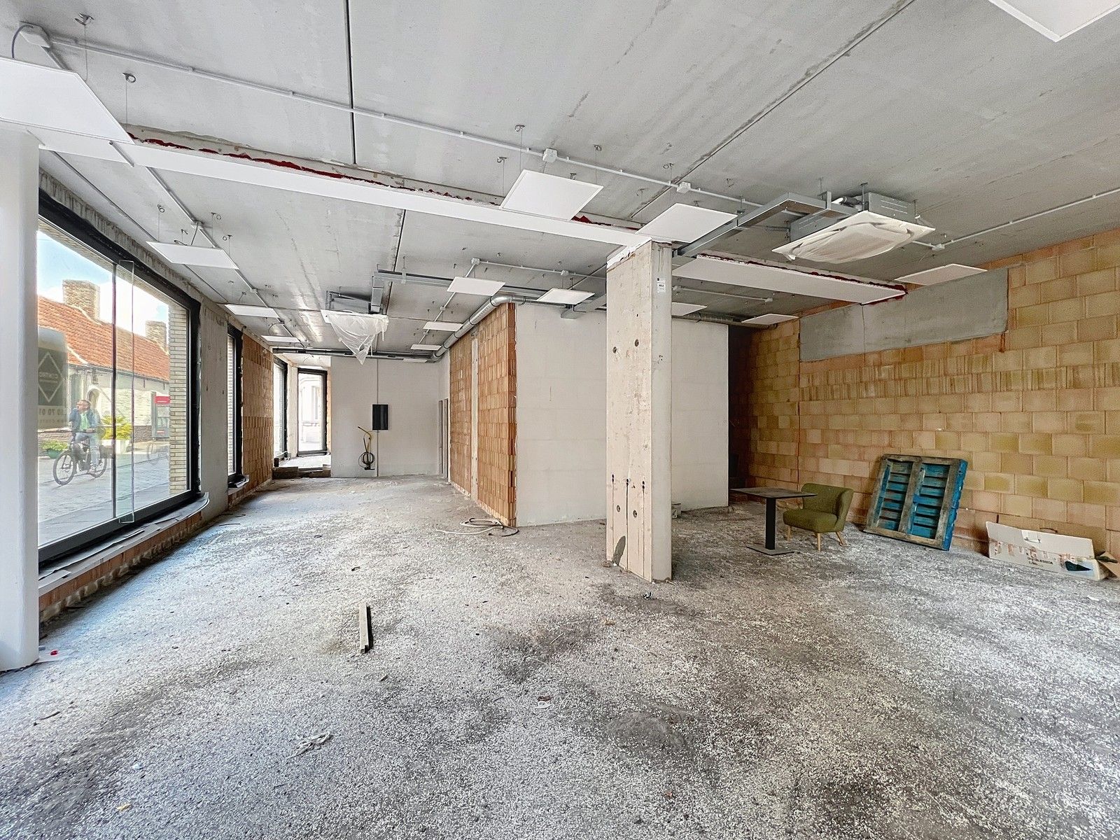 Verder af te werken LICHTRIJK handelsgelijkvloers (± 140m²)  op een HOEK-ligging op 50m van "K in Kortrijk" ! foto 3