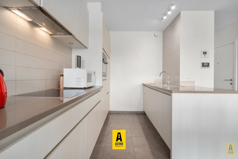 Instapklaar appartement met ruim terrassen en private garage! foto 11