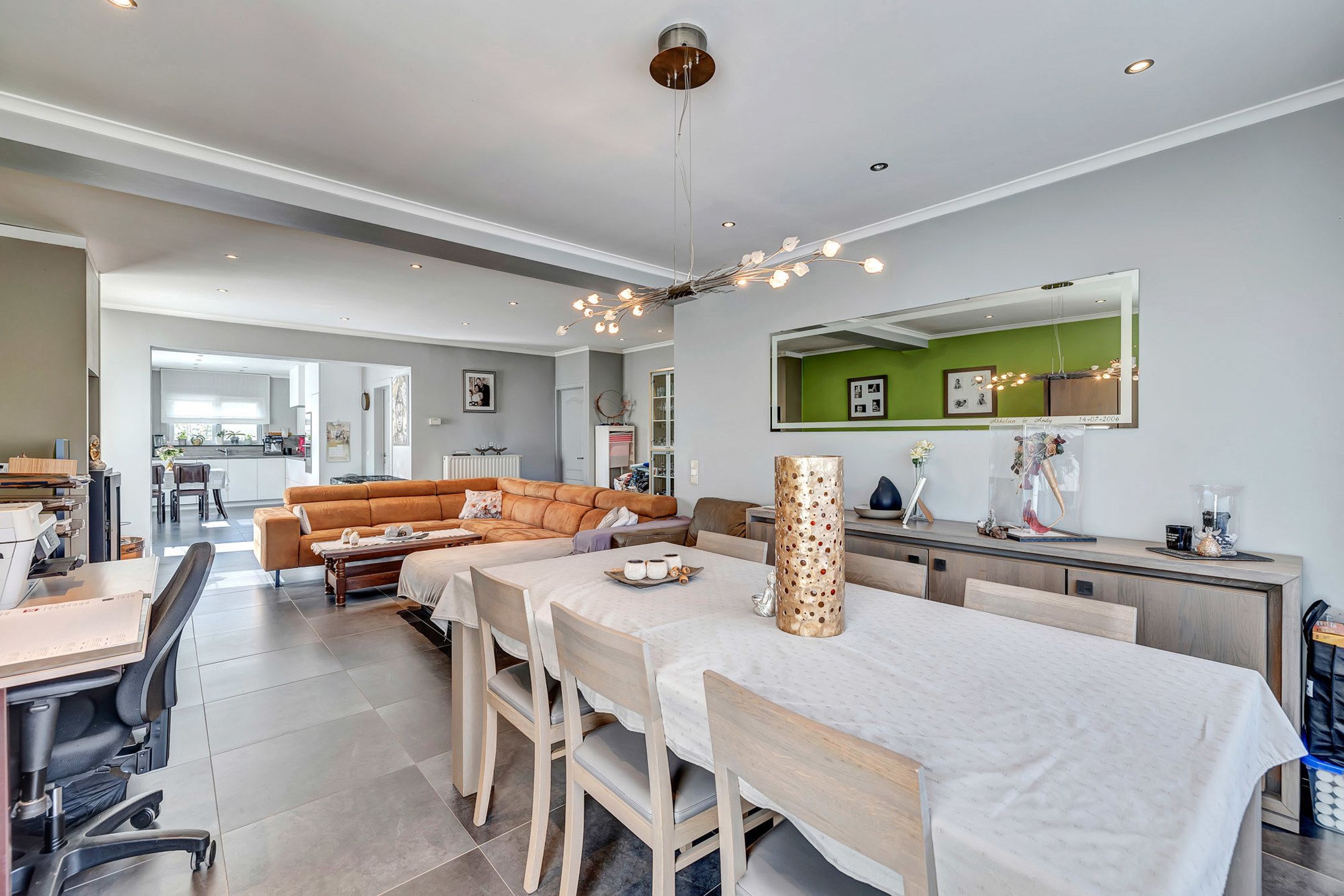 Instapklare woning met ruime garage en tuin foto 3