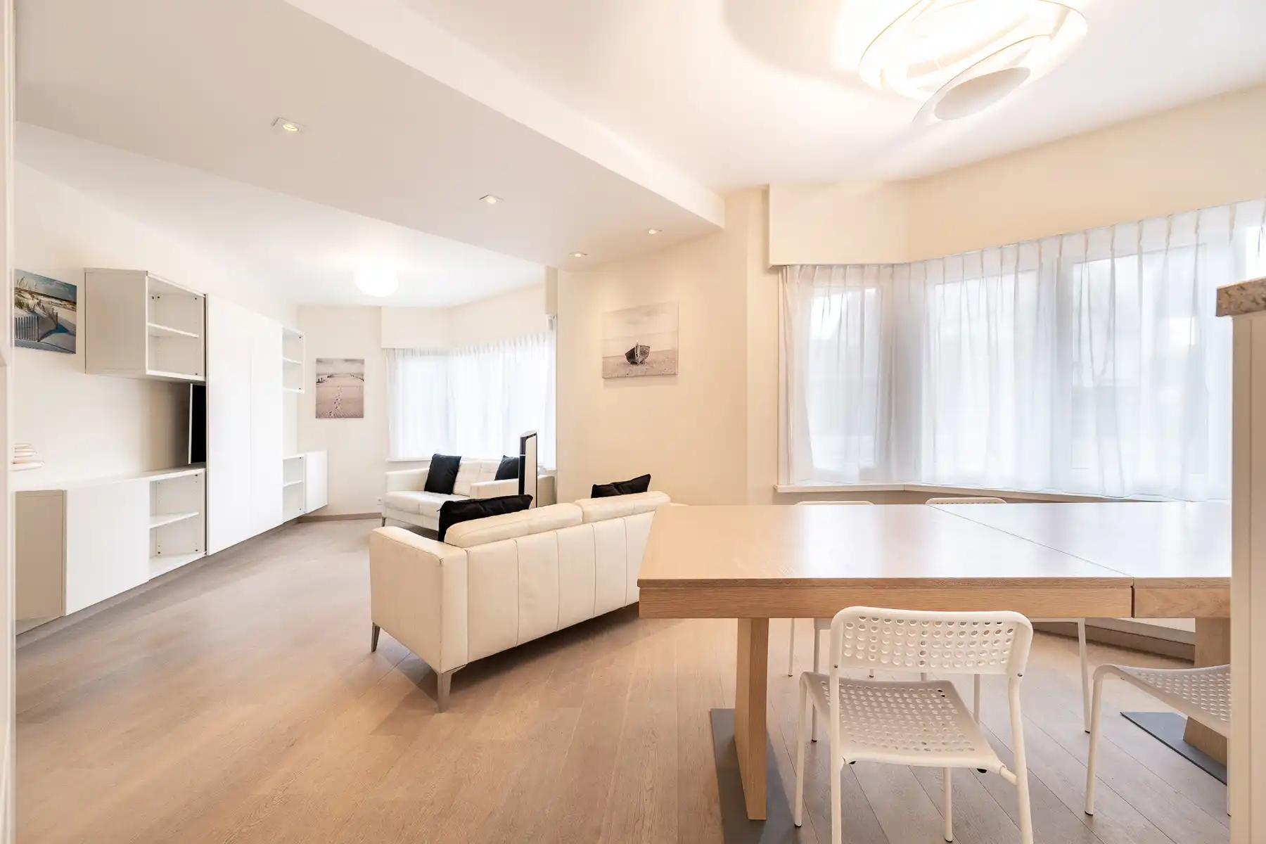 Gemeubeld drie slaapkamerappartement vlakbij de Zoutelaan met parking foto 2