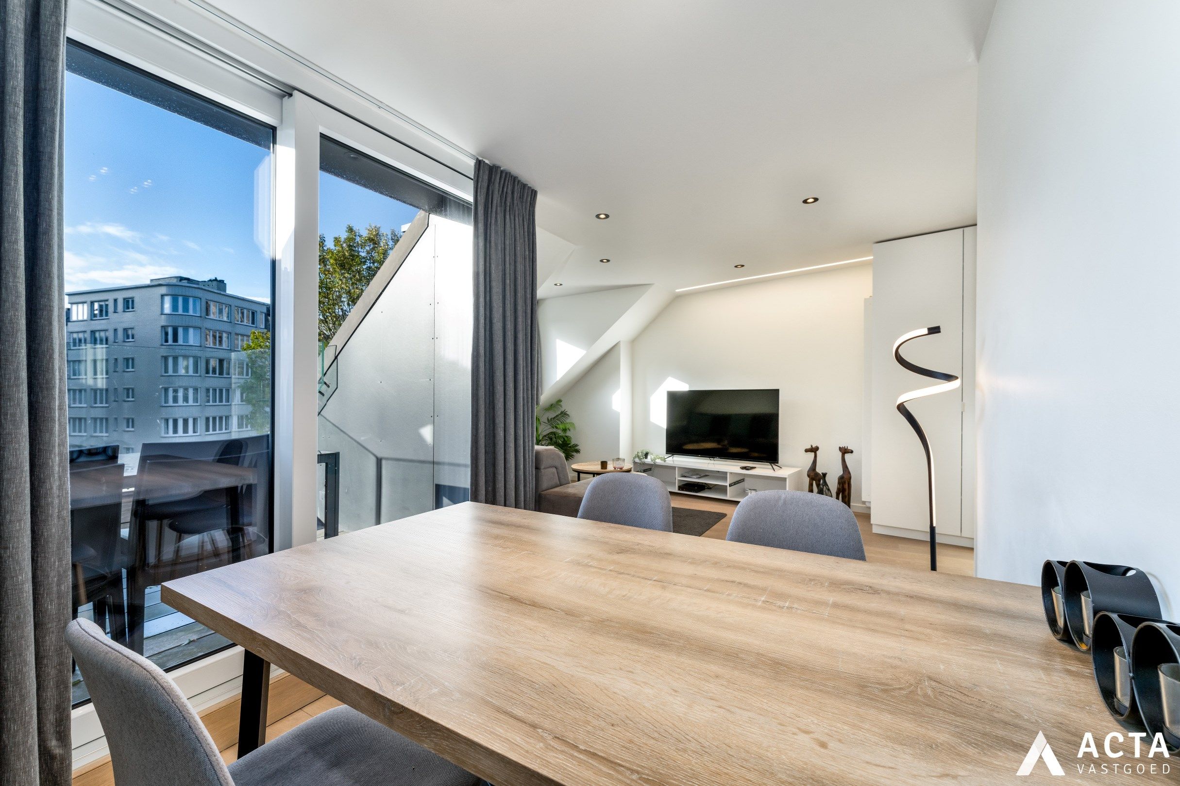 Gerenoveerd duplexappartement met twee slaapkamers aan de Visserskaai van Oostende foto 3