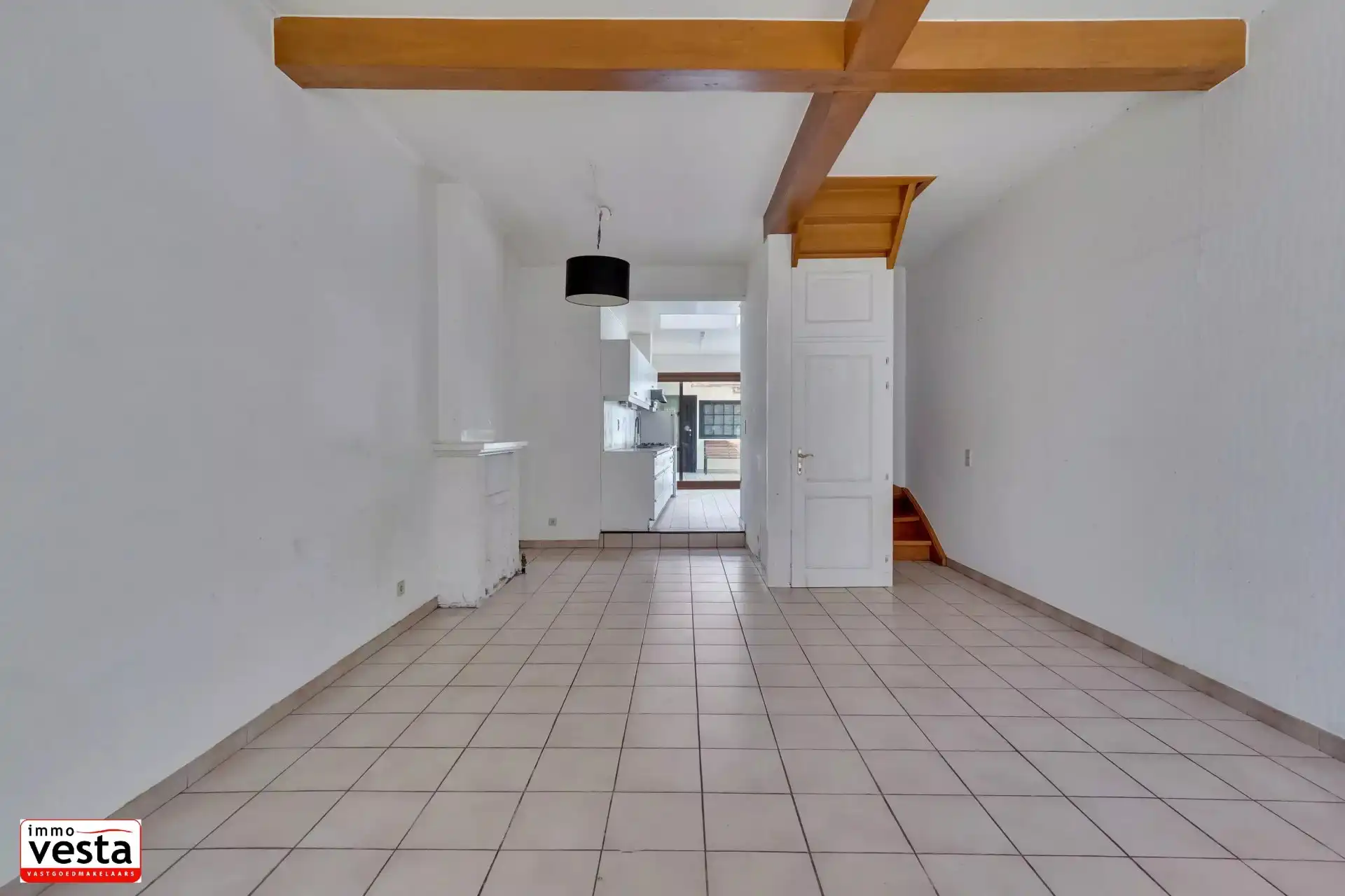 Op te knappen stadwoning op goede locatie foto 4