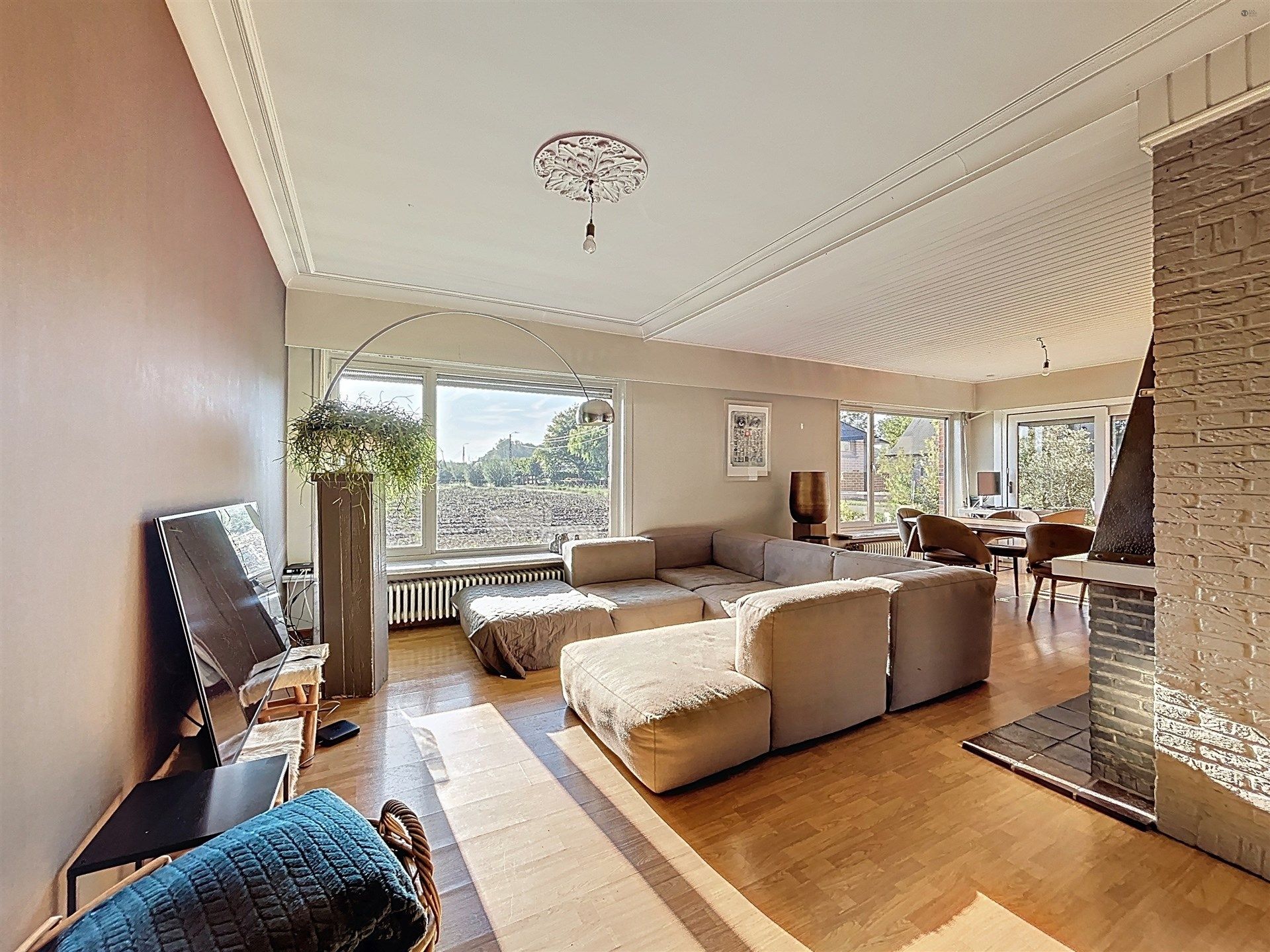 Charmante te renoveren woning op prachtig perceel van 1100m². foto 3