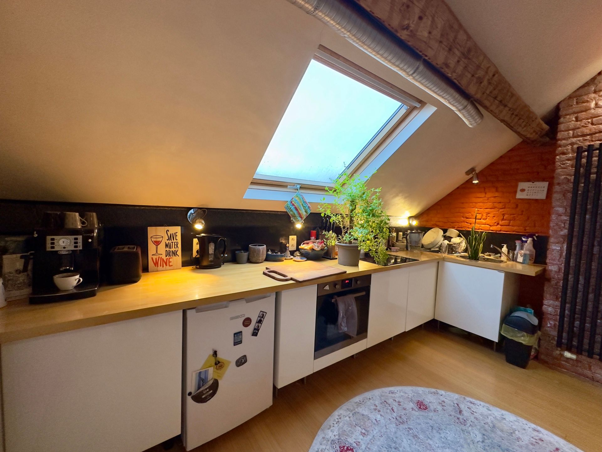 Gemeubileerde studio met slaapgedeelte ideaal gelegen! foto 4