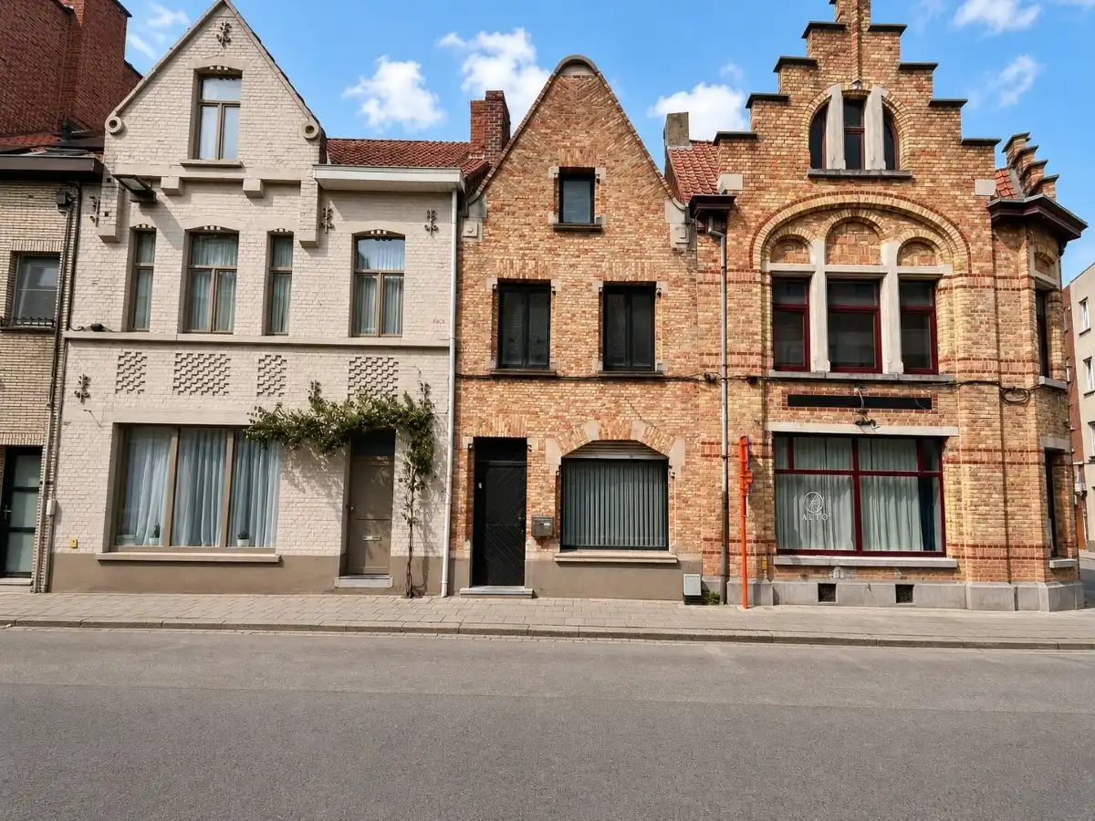 Hoofdfoto van de publicatie: Roeselare - Te renoveren woning met 2 slaapkamers, terras en zolder in het centrum