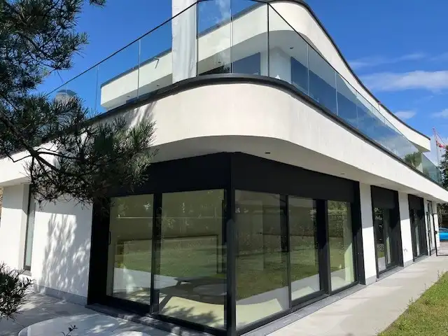 Recent gebouwde, energiezuinige villa gelegen in een rustige dreef van een centraal gelegen villawijk te Knokke-Heist. foto 2