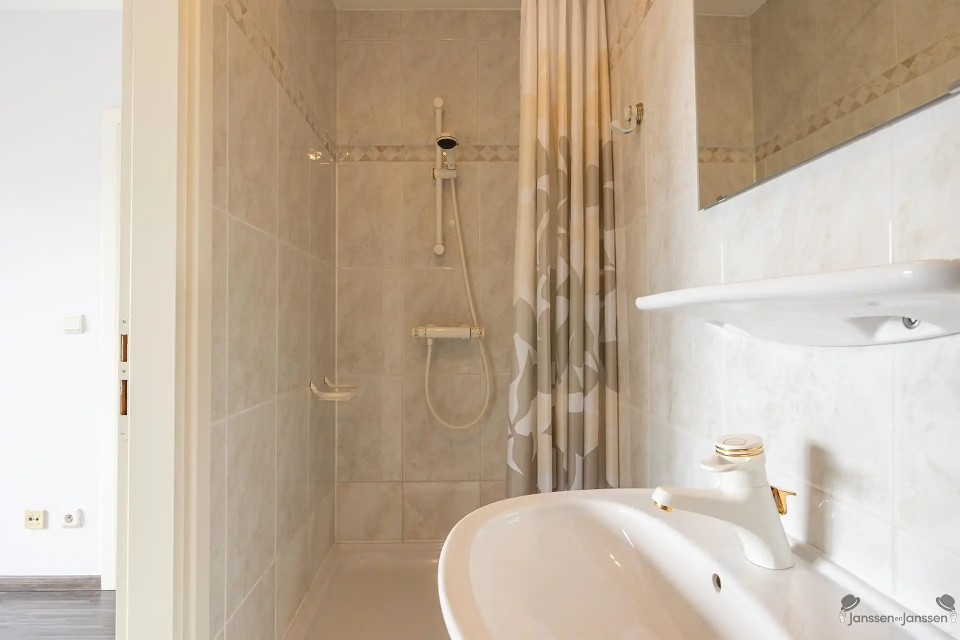 Centraal gelegen appartement met 3 slpks en 2 badkamers foto 13