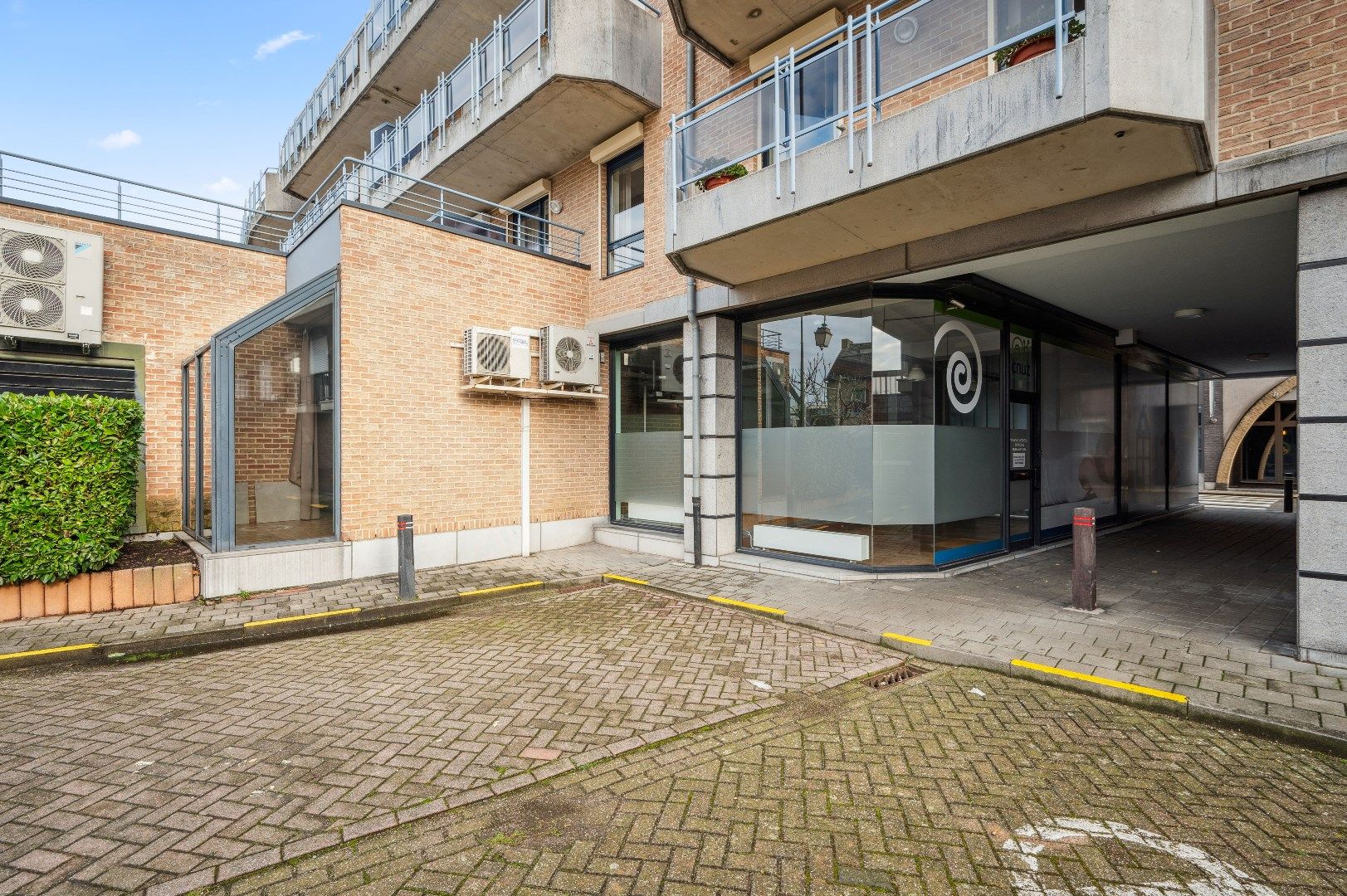 Handelspand met goede zichtbaarheid pal in het centrum aan de grote parking. foto 17