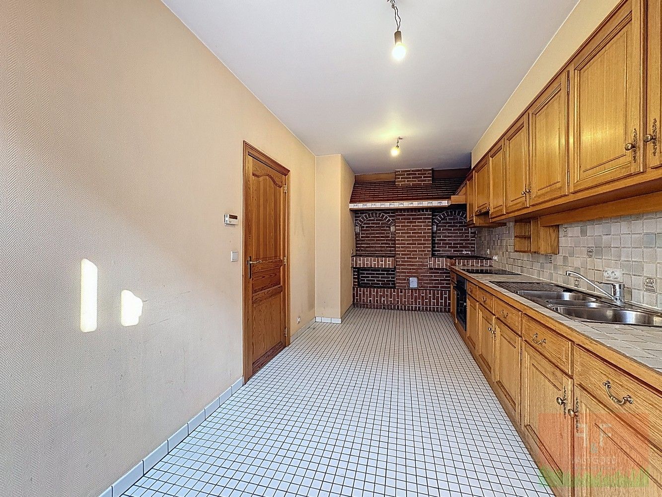 Triplex appartement met gelijkvloerse verhuurbare winkelruimte en aparte garage foto 10