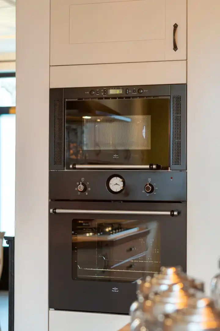 Charmante woning met o.a. 5 kamers en bureau foto 8