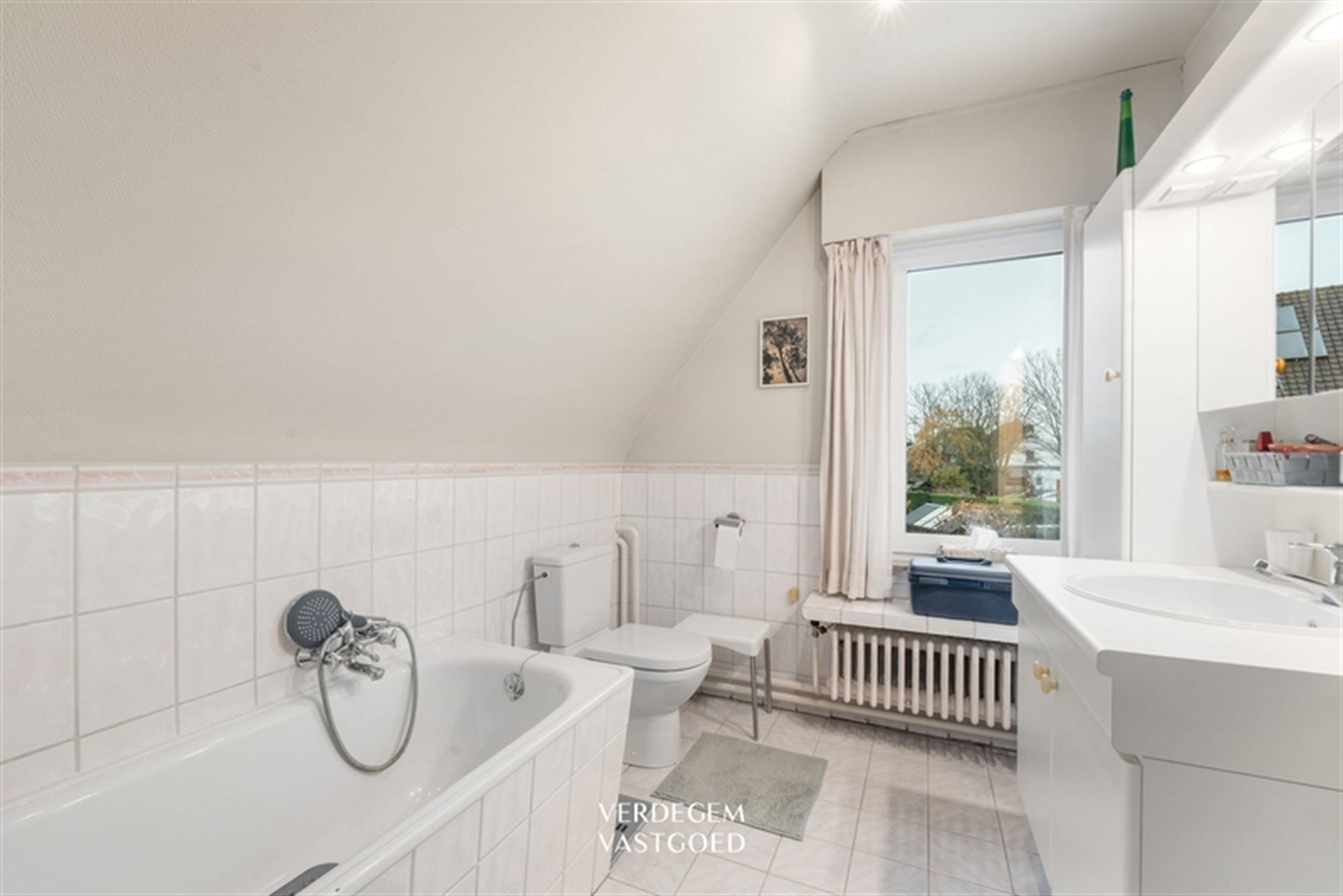 Karaktervolle woning met 3 slaapkamers, inpandige garage en tuin foto 16