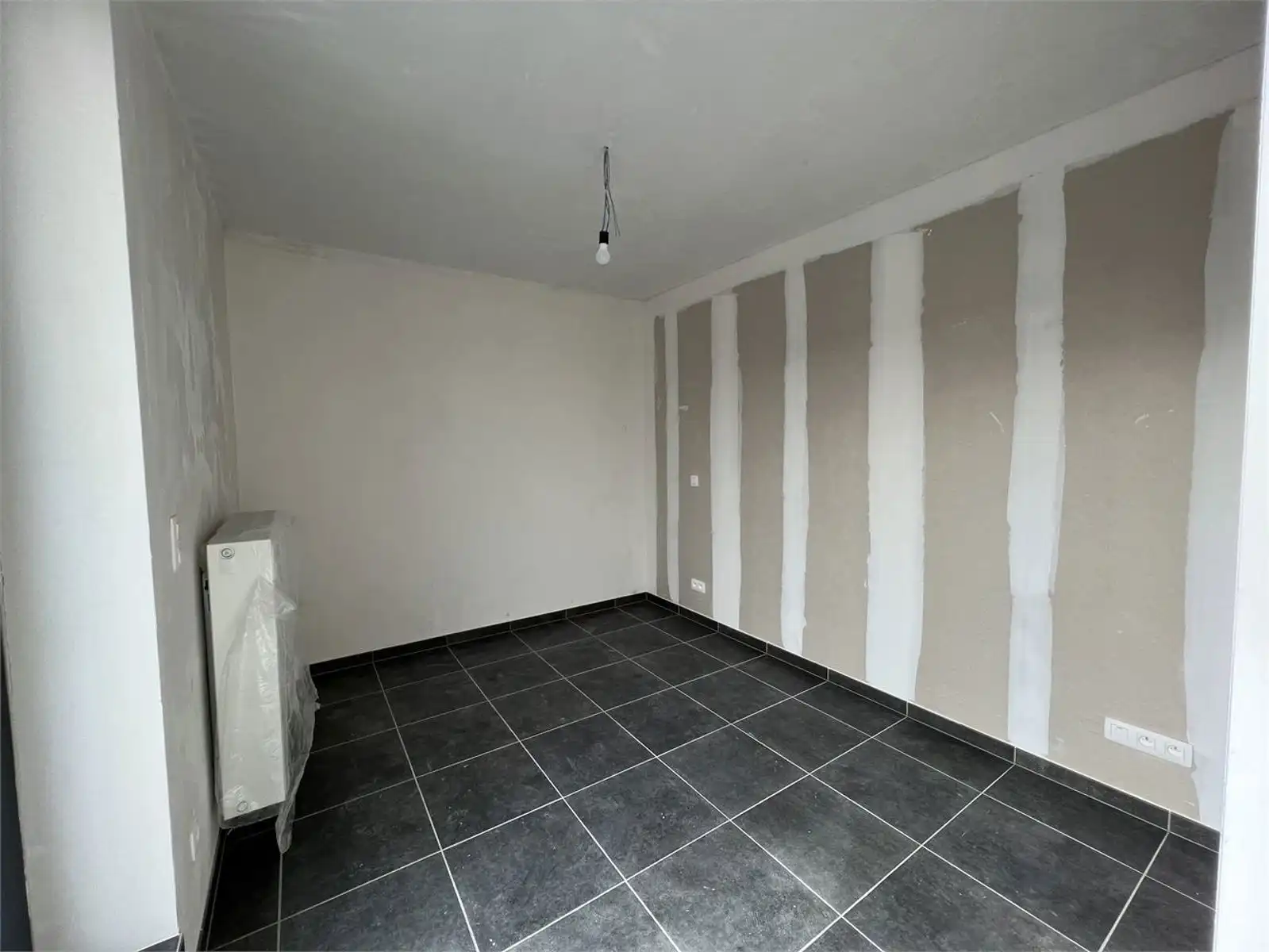 Zeer ruime nieuwbouw studio met slaaphoek, terras en ruime ondergrondse autostaanplaats te huur in het centrum van Leuven foto 8