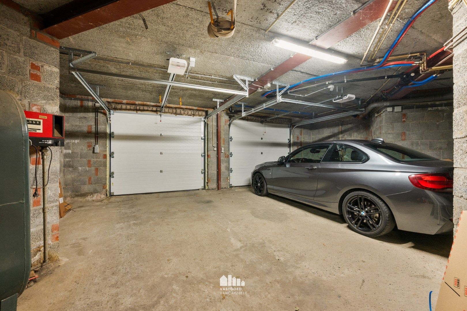 Goed onderhouden villa met grote tuin en twee garages op centrale ligging.   foto 23