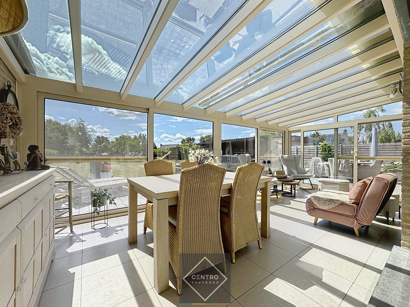 Instapklare VILLA met 5 slpkms, dubbele garage en een ruime aangelegd tuin met terrassen en bijgebouwen in een rustige omgeving te Zuienkerke! foto 7