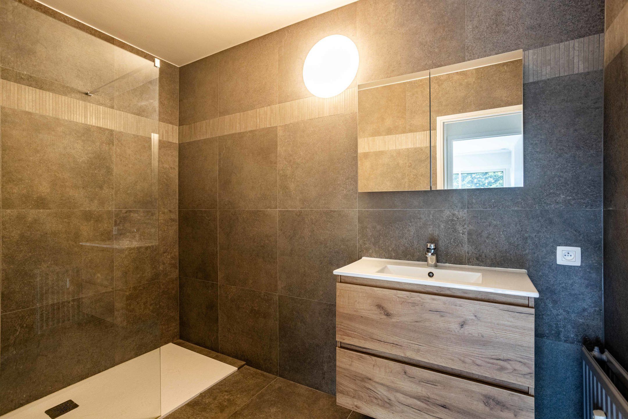 Volledig gerenoveerd lichtrijk appartement foto 12