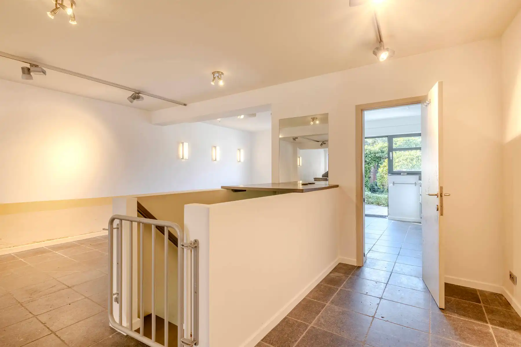 GLV handelspand/kantoor van 133m² met kelder, terras en tuin foto 4