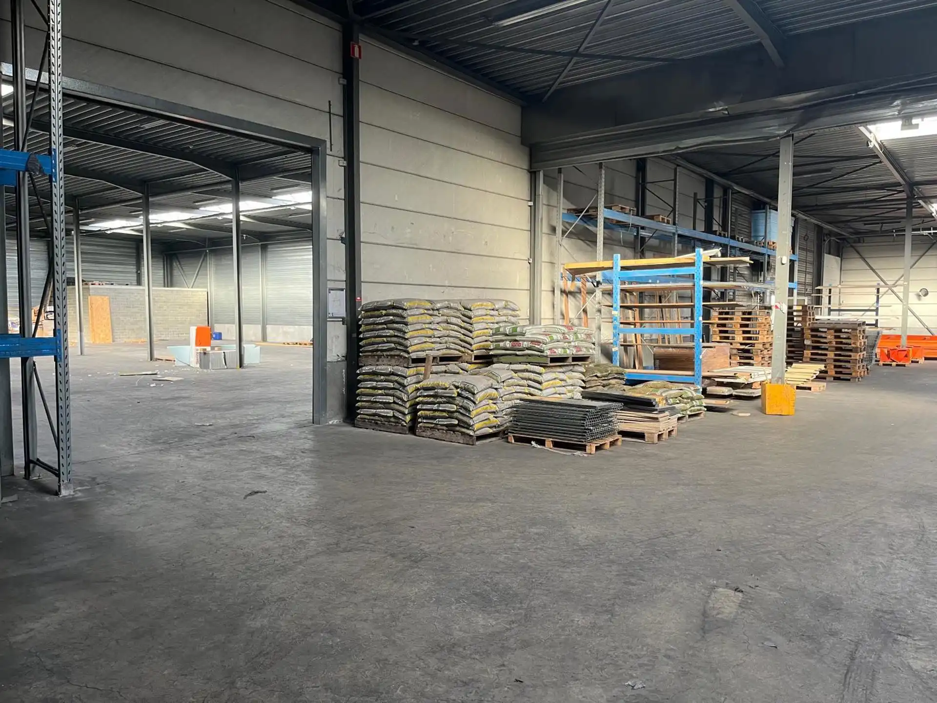 Magazijn ca.2.700m² met los- en laadzone te Merksem. foto 3