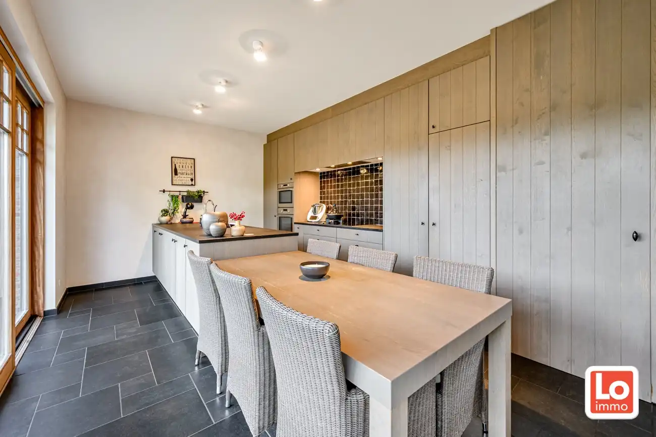 VERKOCHT! Ruime, charmante en degelijke alleenstaande villa met inpandige garage op een rustige en makkelijk bereikbare locatie tussen Lochristi en Gent. foto 13