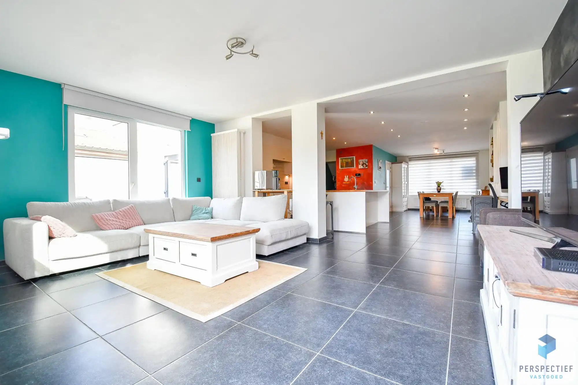 Ruime gerenoveerde woning met 4 slpk, grote tuin en garage foto 7