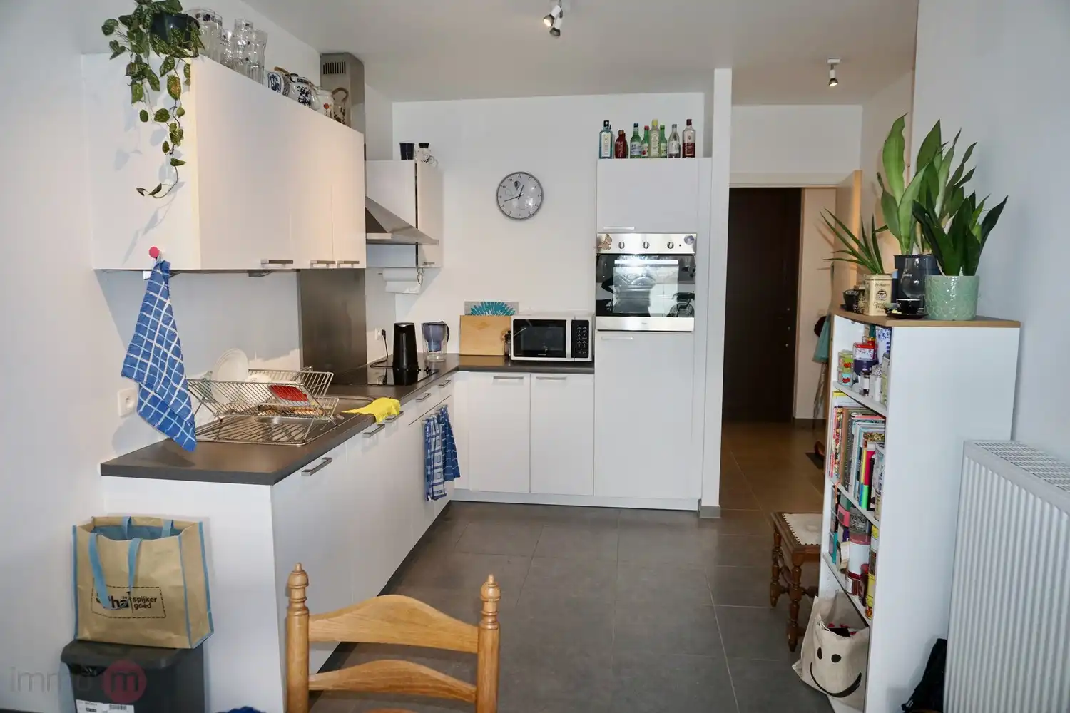 Recent appartement met 1 slaapkamer, terras en autostaanplaats. foto 6