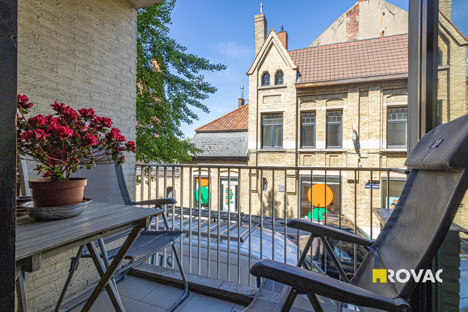 Centraal gelegen appartement met staanplaats en berging foto 5