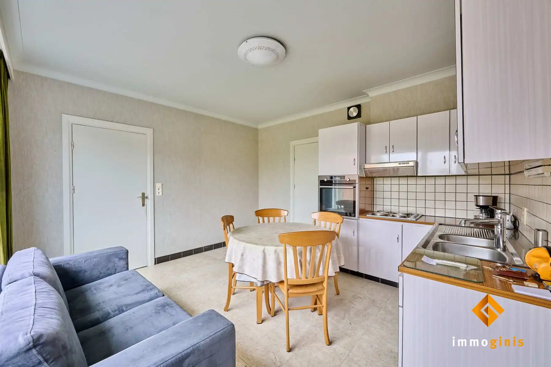 Verrassend ruime woning met 3 grote slaapkamers, 2 garages en groen zicht achteraan, op ruim perceel van 10a17ca.  foto 4
