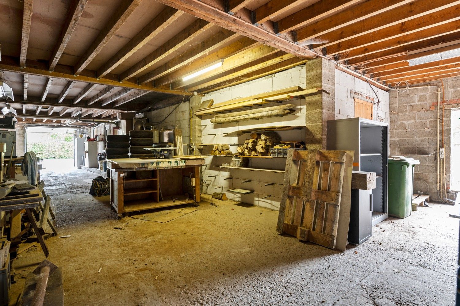 Polyvalent gebouw, appartement en magazijn te koop in Emblem! foto 17