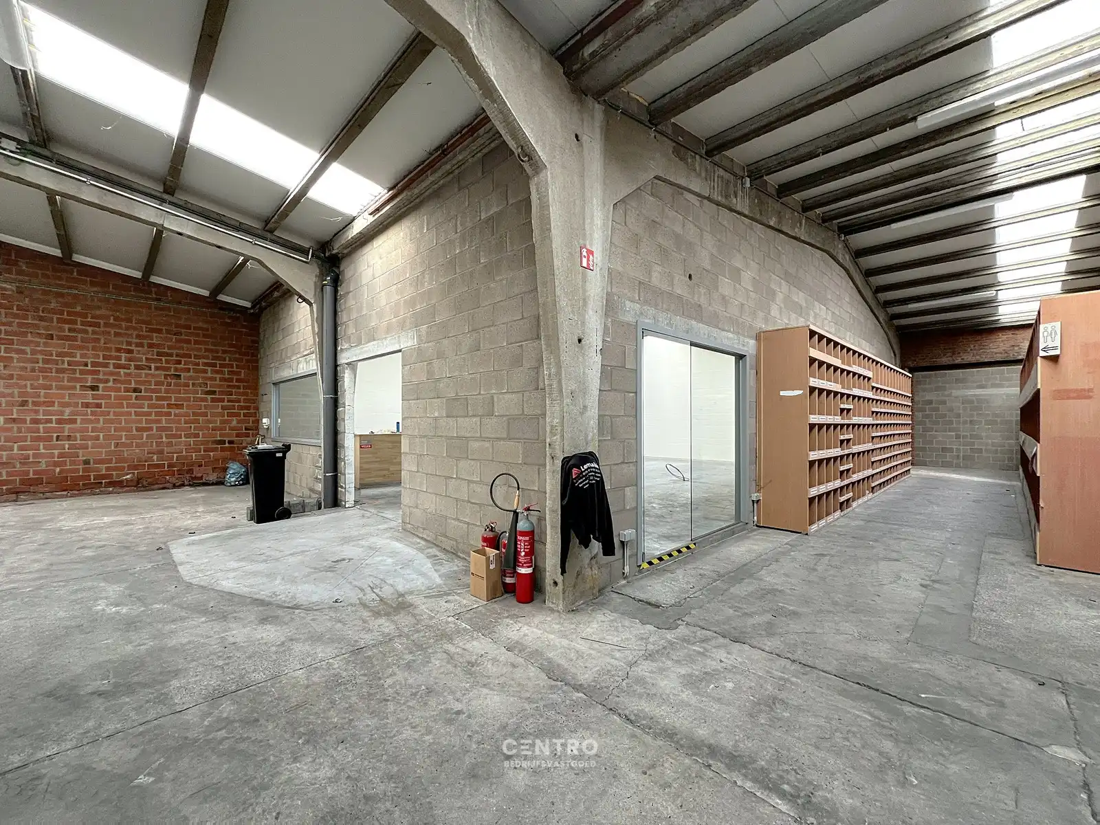 Magazijn van 2.400 m², extra parking en geïntegreerde kantoorruimte in nabijheid van vele baanwinkels vlak bij de RING van Poperinge ! foto 9
