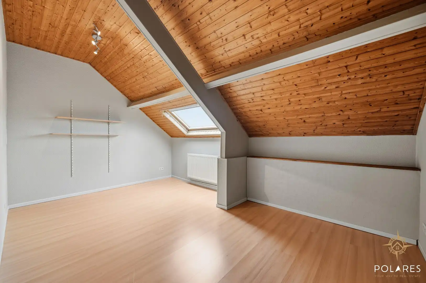 Instapklare rijwoning met 4 slaapkamers en leuke tuin! foto 15