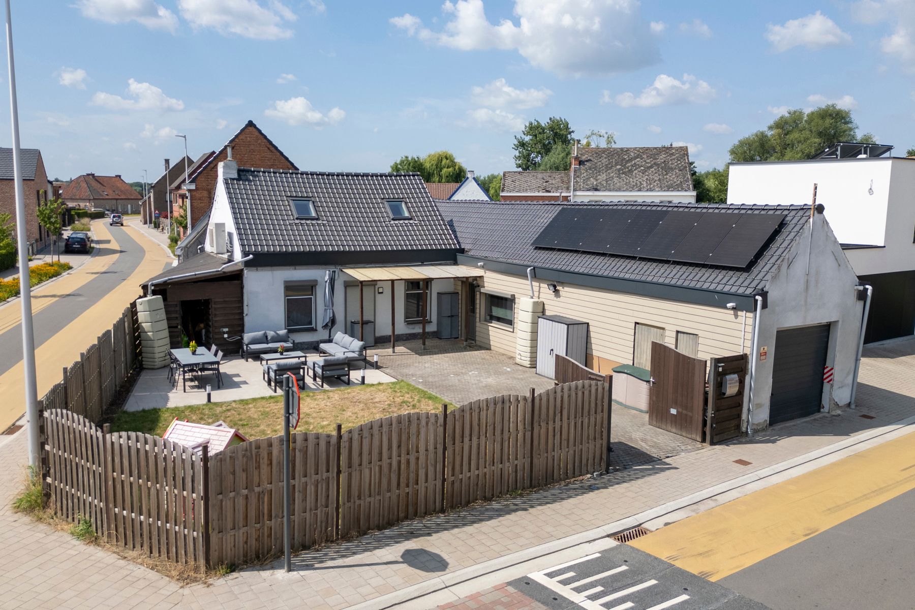 Woning met 2 slaapkamers, bureau en garage te koop! foto {{pictureIndex}}