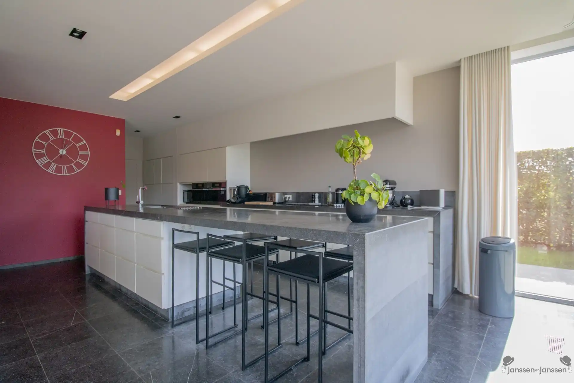 Ruime villa met 5 slaapkamers, 2 badkamers, buitenzwembad en poolhouse op 1.020 m² foto 6