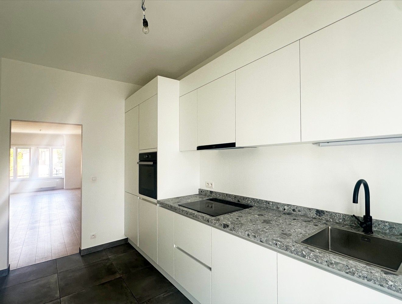 Ruim vernieuwd appartement met 2 slaapkamers op gunstige locatie in Wilrijk foto {{pictureIndex}}