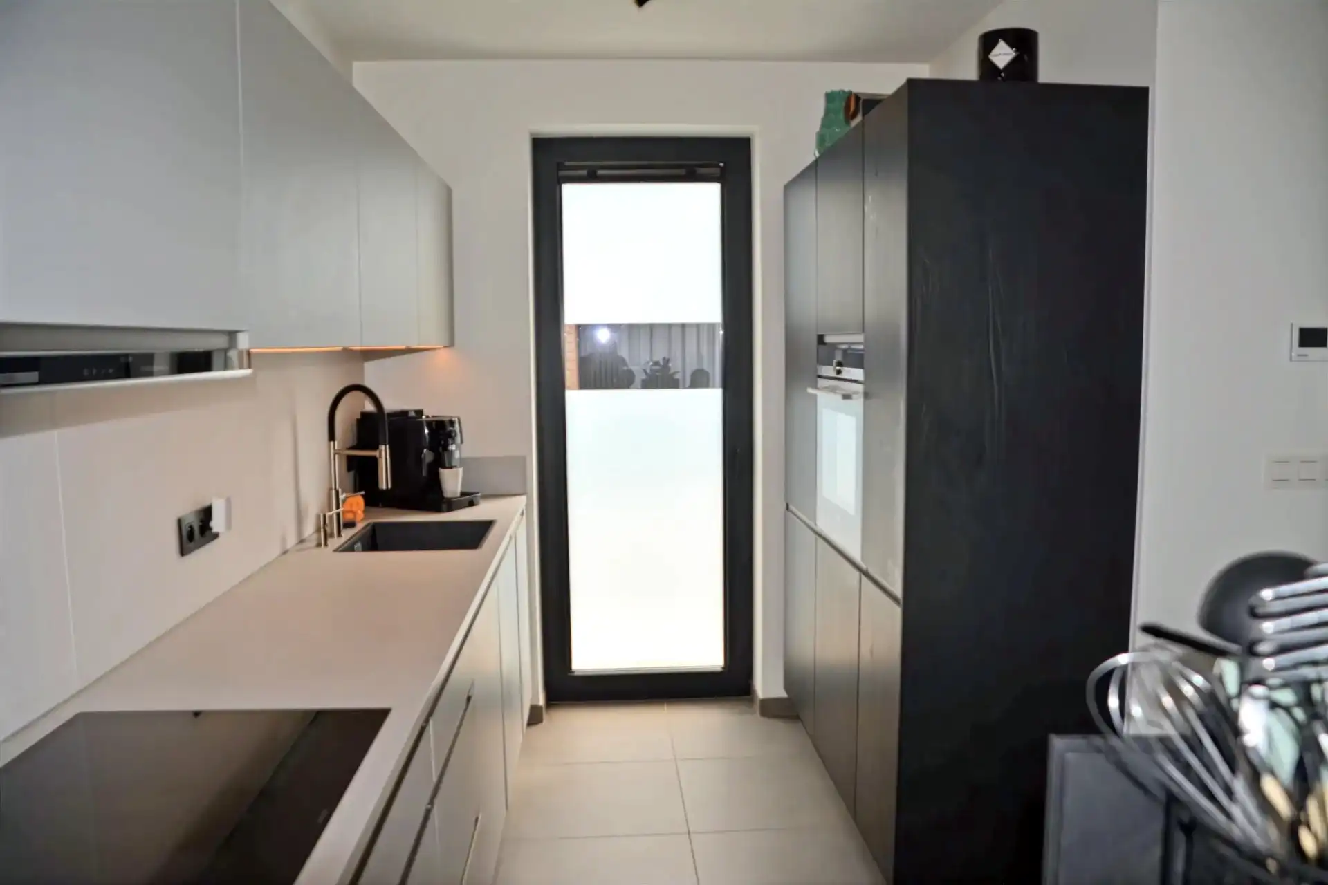STIJLVOLLE ENERGIEZUINIGE NIEUWBOUWWONING MET 3 SLPK  IN CENTRUM LANAKEN ! foto 4