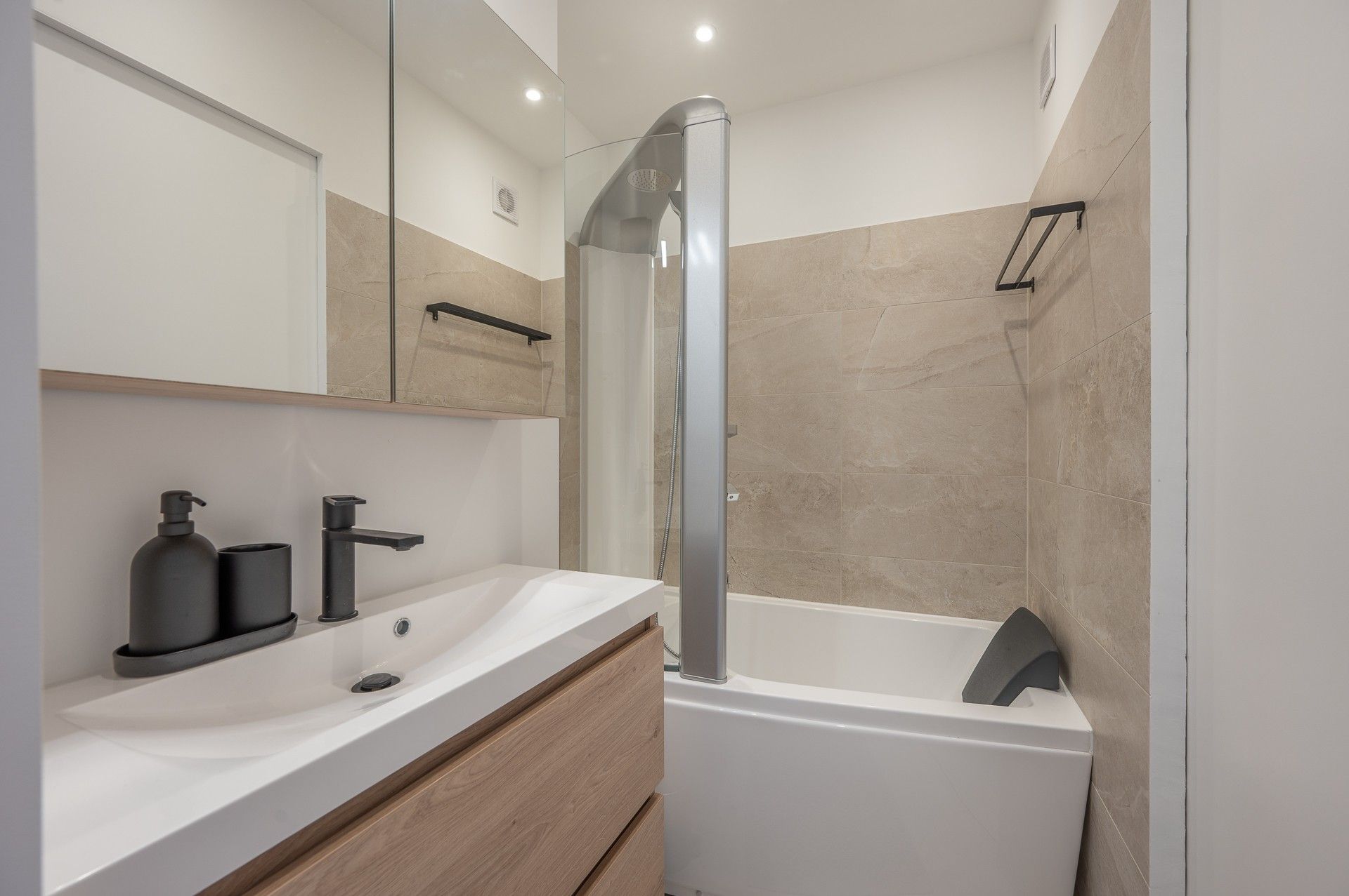 Recent gerenoveerd appartement met zeezicht aan het Albertstrand foto 16