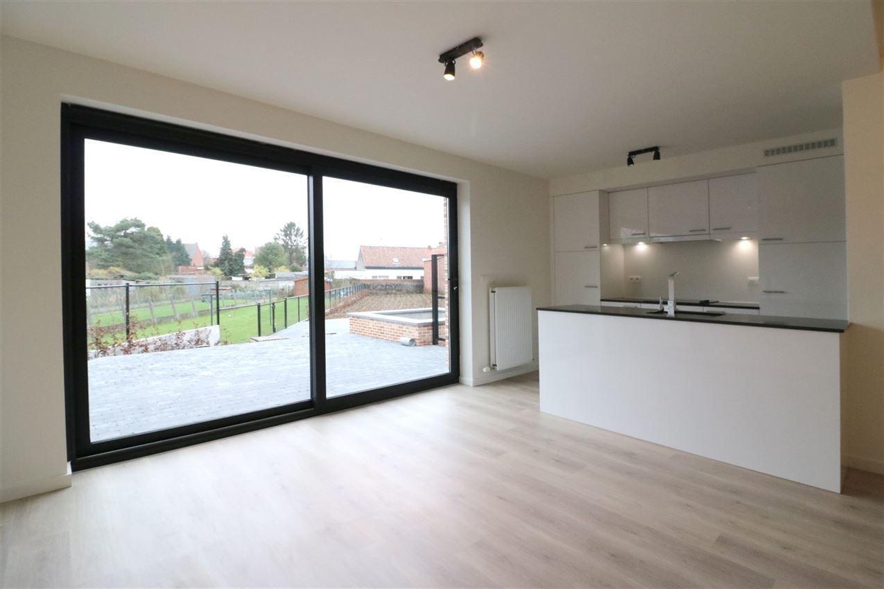 Gelijkvloers app., twee slpk, terras, rustige ligging foto 6