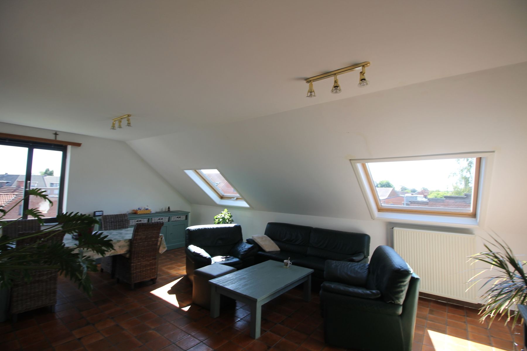 Ruim dakappartement op de tweede verdieping rechts met garagebox. foto 4