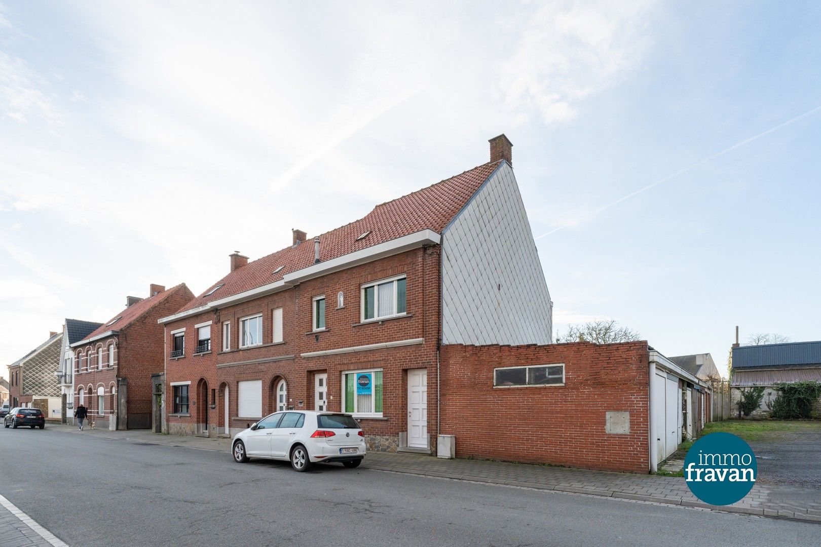 Woning met 3 slaapkamers en dubbele garage foto 2