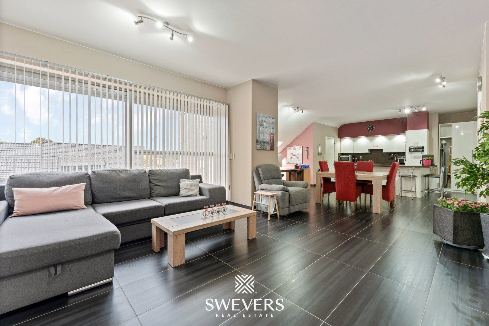 Ruim appartement van 134m² met groot terras te Zonhoven foto 2