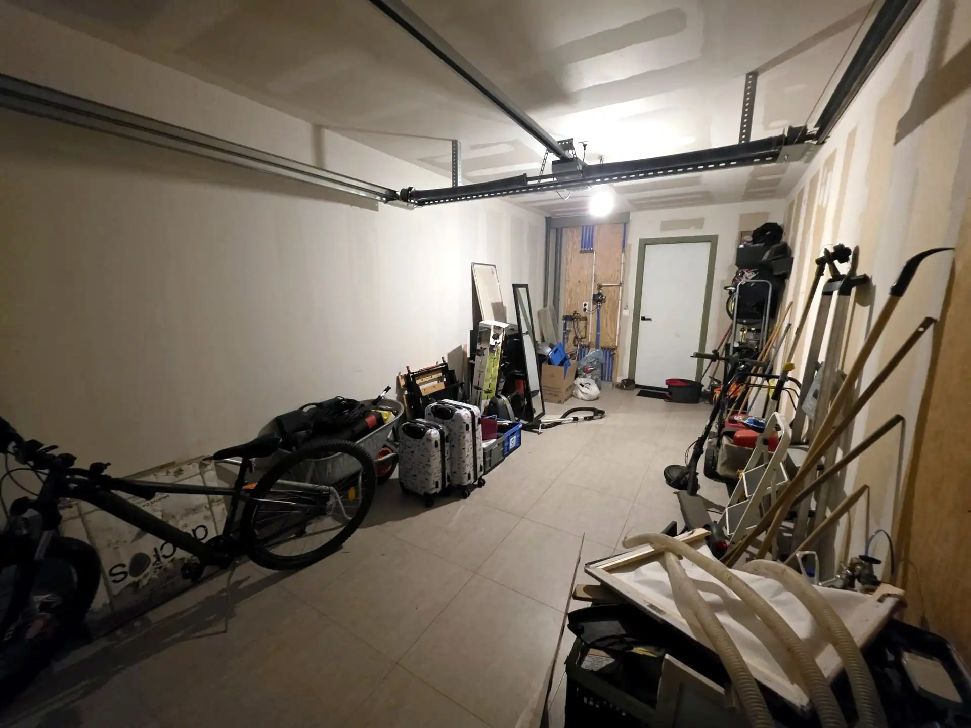 Moderne halfopen eengezinswoning met 4 slaapkamers en aangelegde tuin (augustus) foto 16