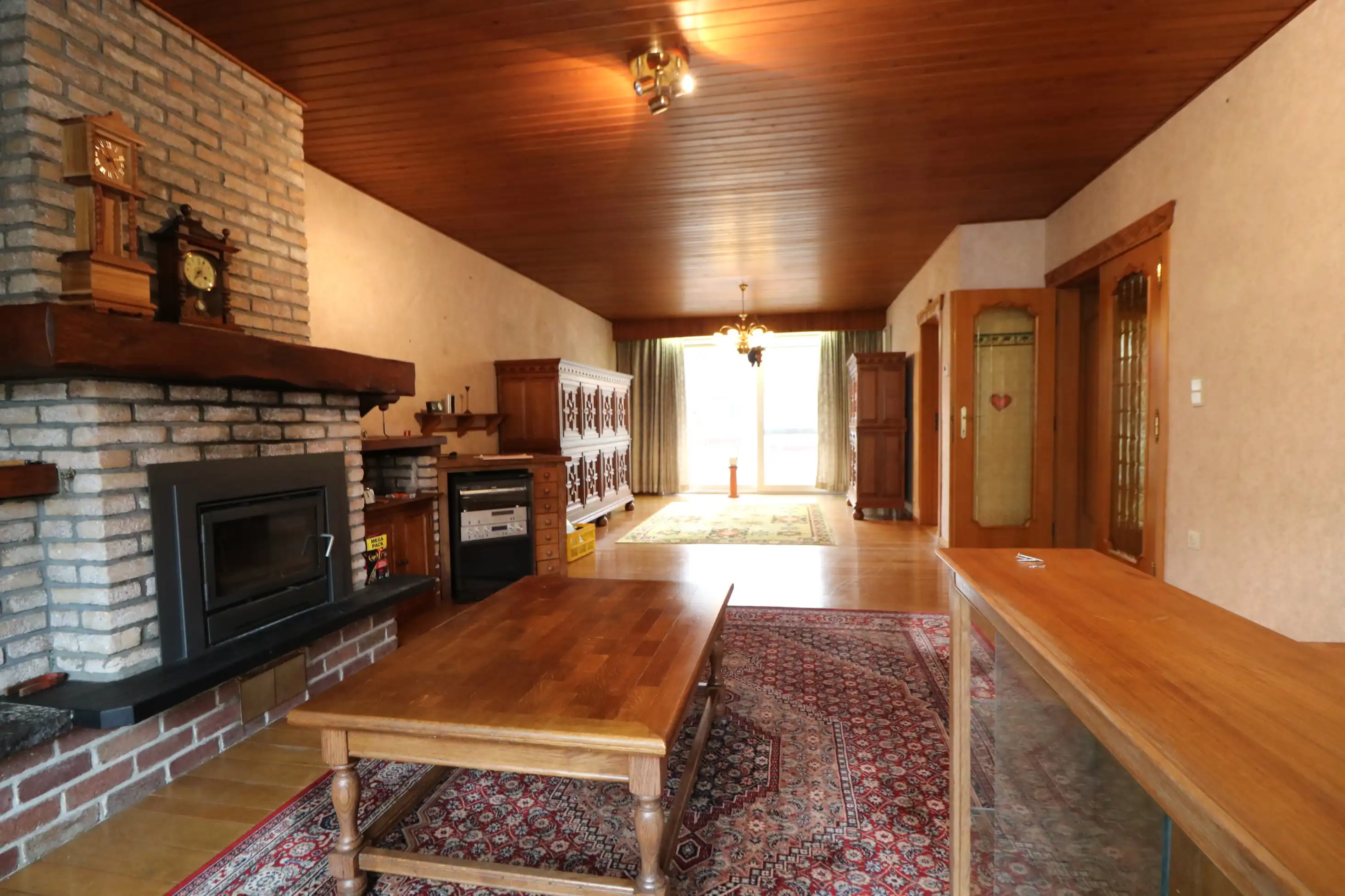  Zeer ruime woning met 5 slaapkamers, garages (8 wagens) en werkplaats. foto 5