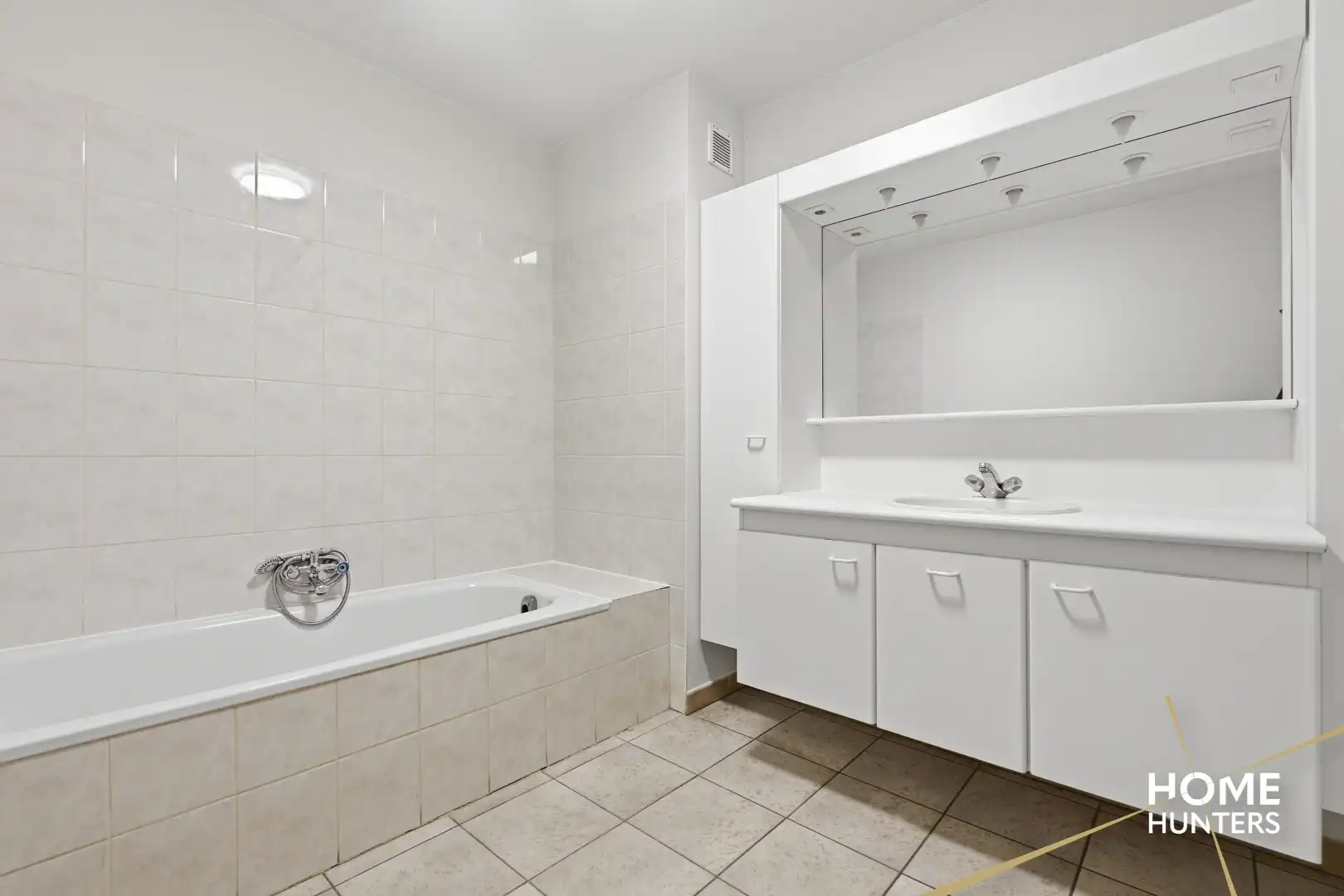 Lichtrijk gelijkvloers appartement in centrum Roeselare foto 8