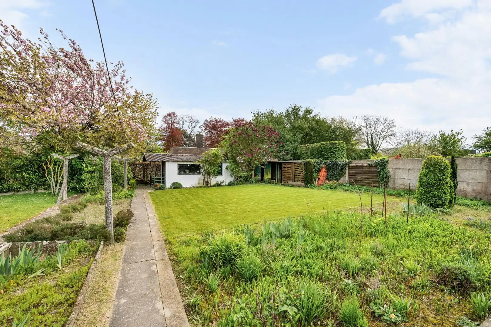 Ruime halfopen woning met 4 slaapkamers, zonnige tuin en garage met oprit in Dadizele foto 17