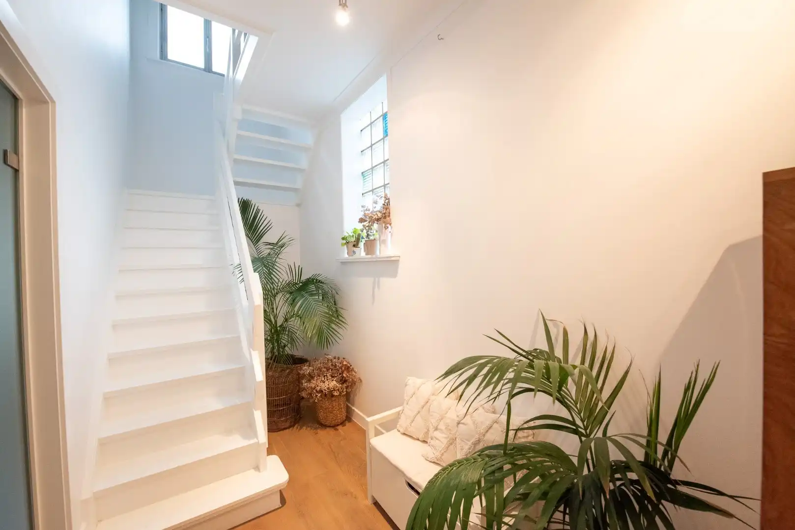 Instapklare hoekwoning met 2 garages 'TE KOOP' te Oeselgem. foto 12